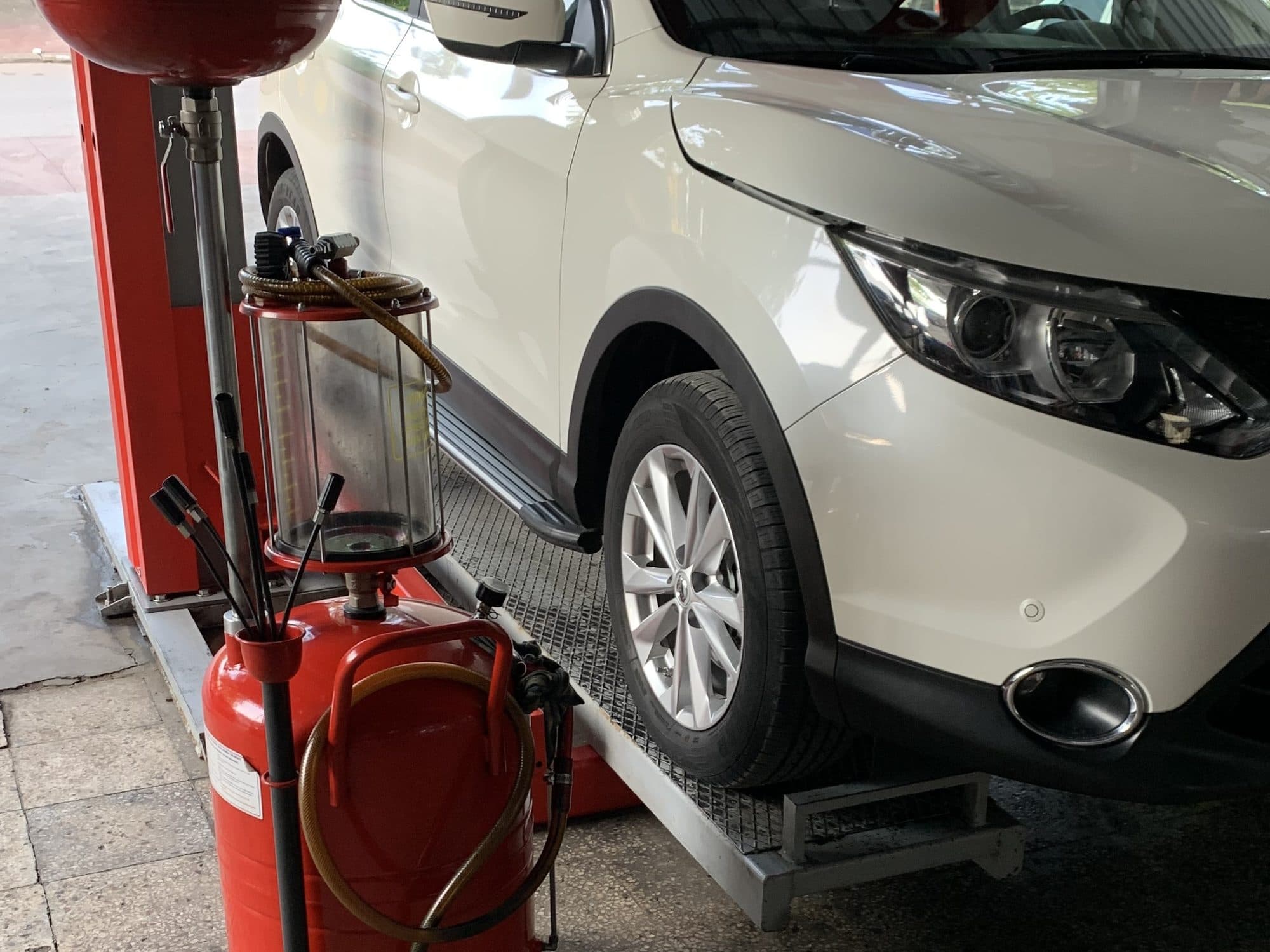 Kaputu açık bir araca motor yağı dolduruluyor