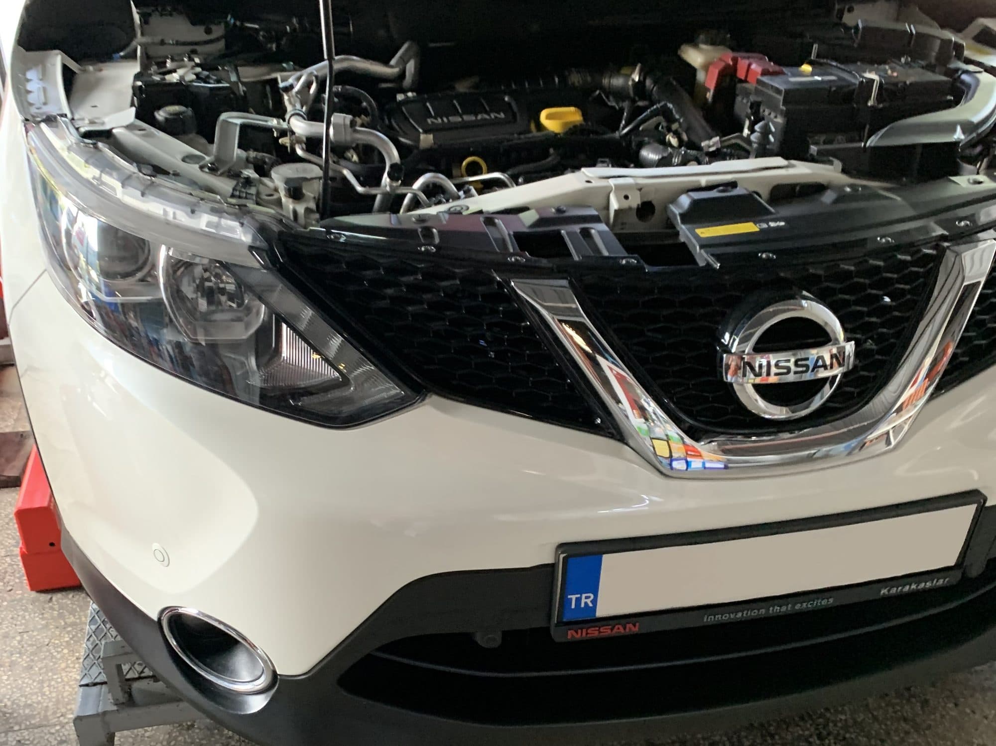 Bakım için gelen Nissan Qashqai, kaputu açık