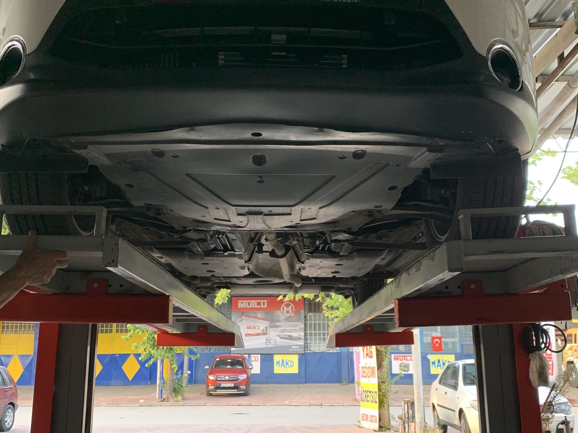 Liftteki aracın altından şanzıman ve yağ karteri